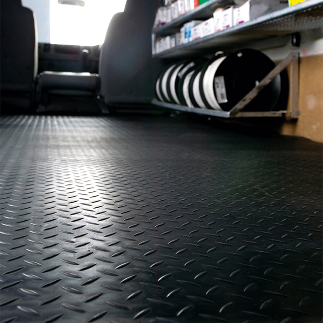 Trailer fitted with rubber lining and protective components